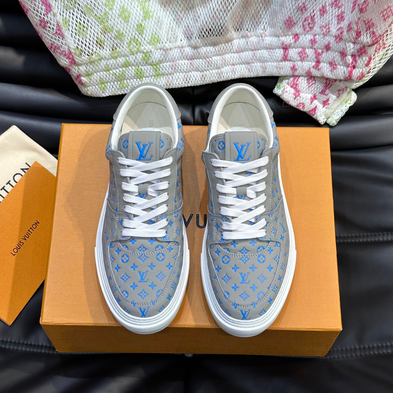 L Embossed Casual Sneakers 1824070205