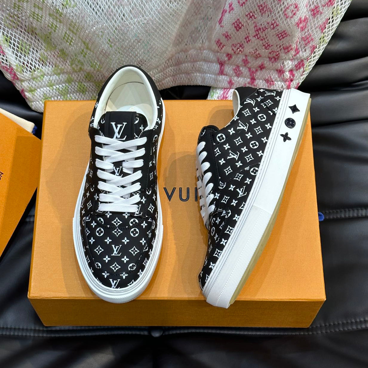 L Embossed Casual Sneakers 1824070205