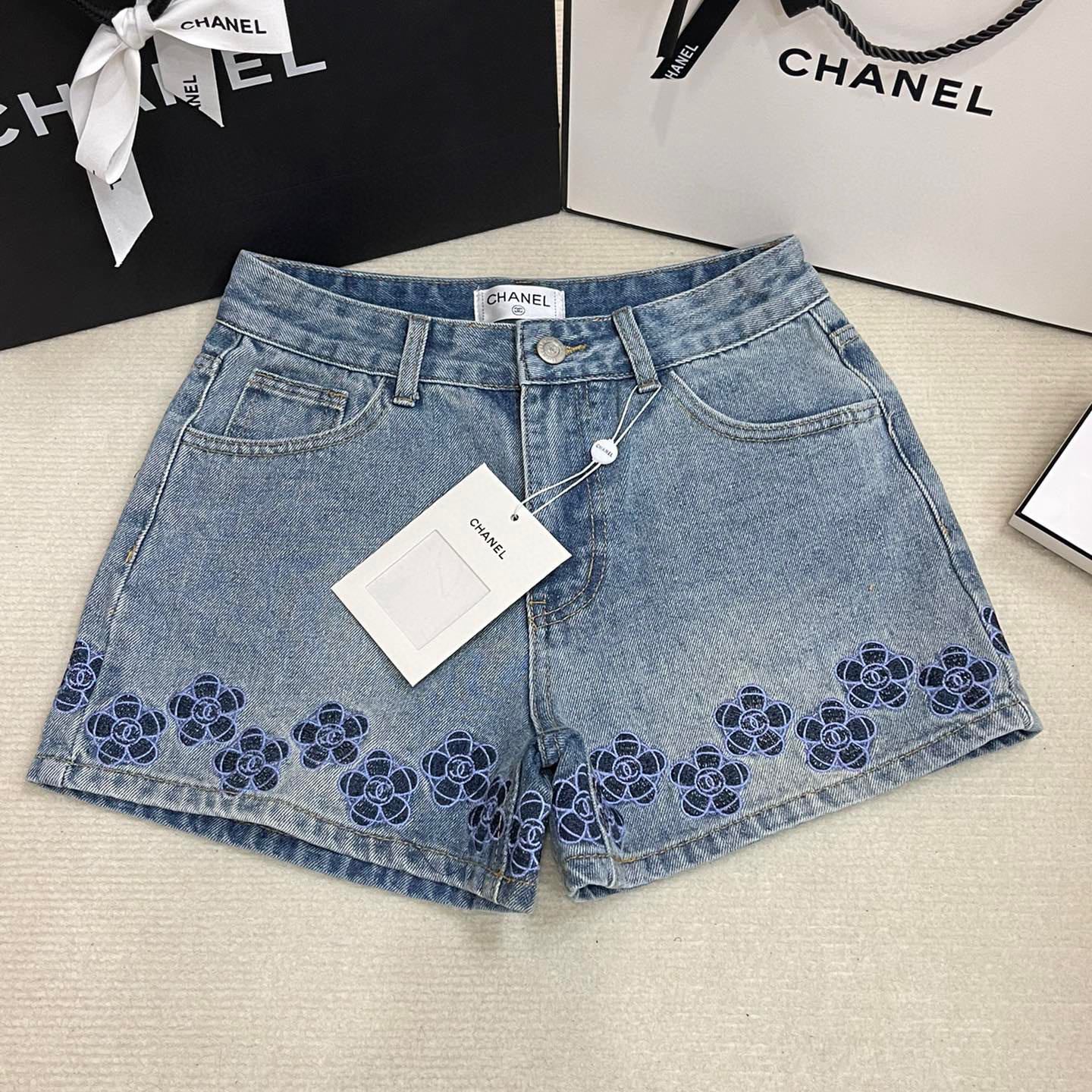 CNL blue flower embroidered denim shorts 1824053010
