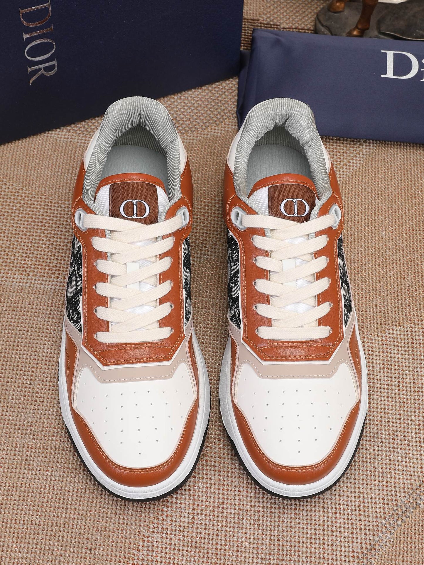 CD B27 Low Top Oblique Sneaker 1825052703