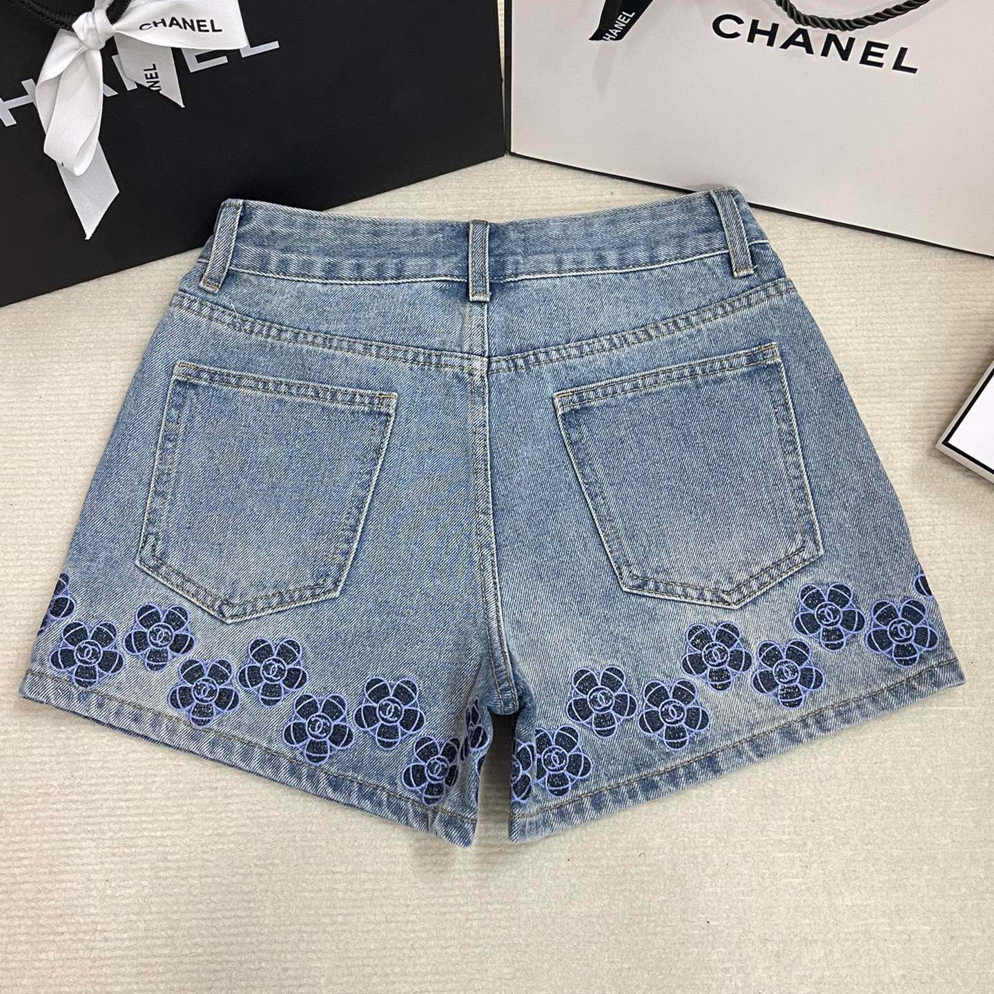 CNL blue flower embroidered denim shorts 1824053010