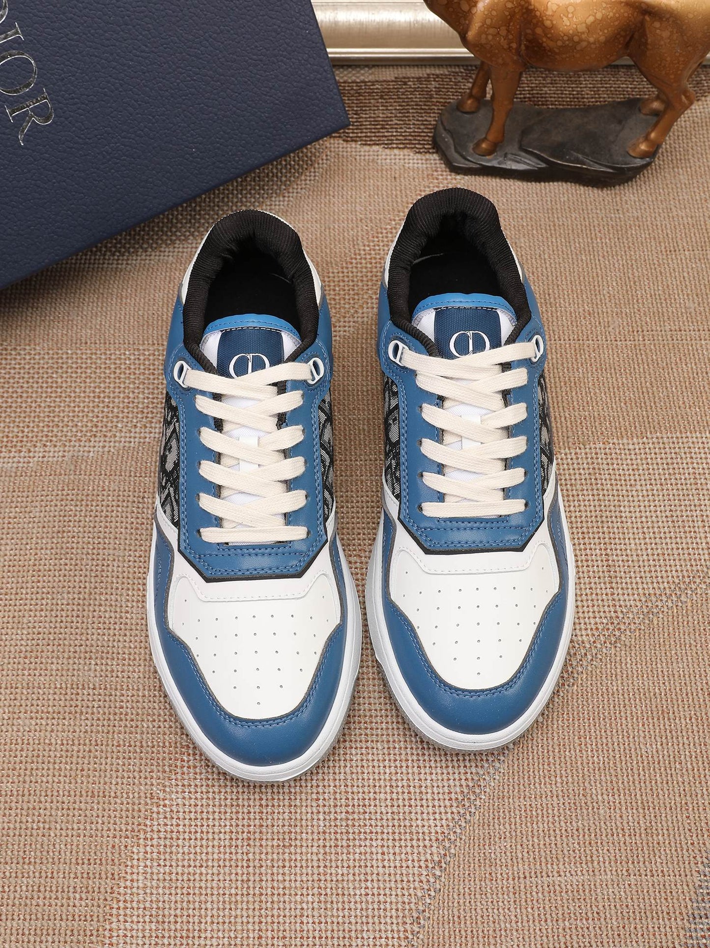 CD B27 Low Top Oblique Sneaker 1825052703