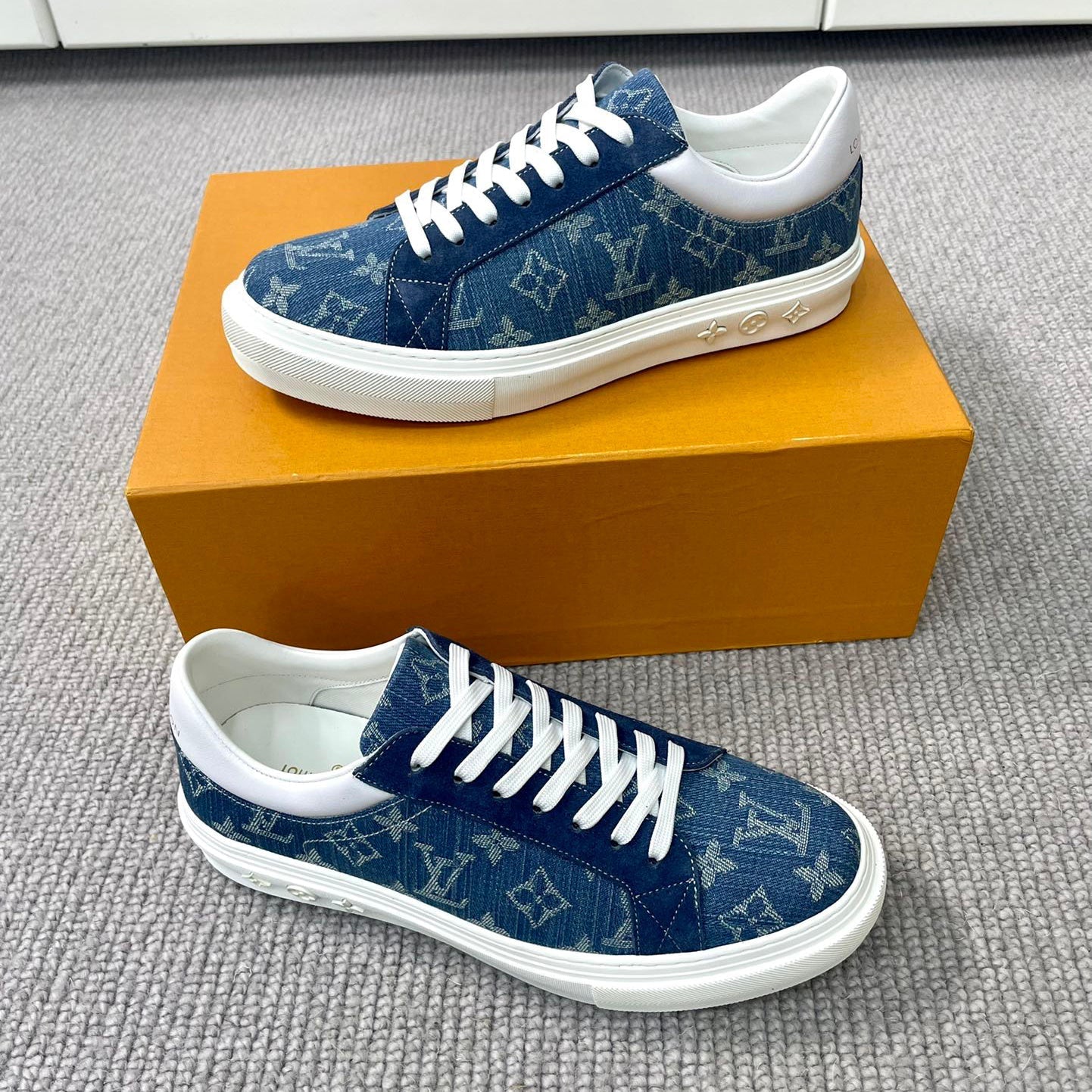 L fashionable casual sneakers 1824070203