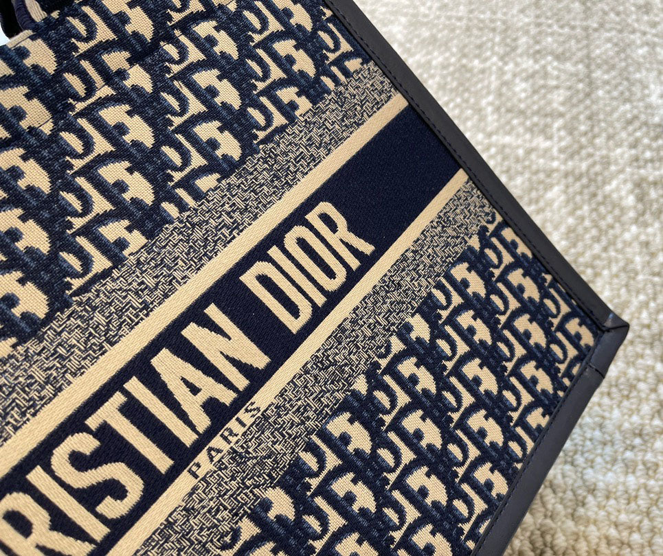 D book tote bag 1824082609