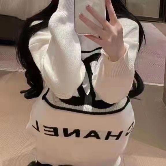 Black And White Contrast Color Letters Jacquard Temperament Loose Long Sweater 10240301YF11