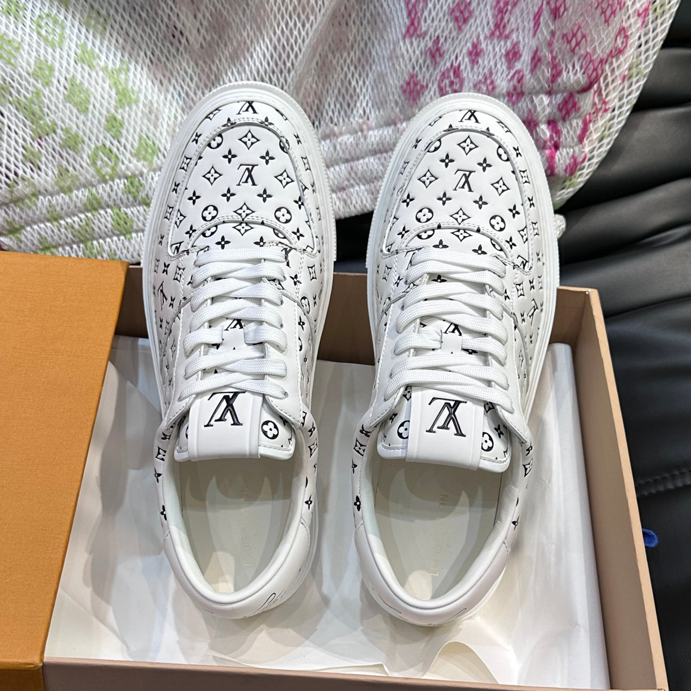 L Embossed Casual Sneakers 1824070205