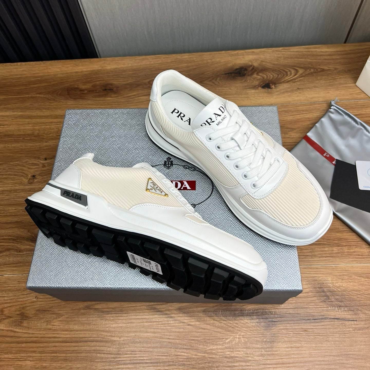 PR triangle logo sneakers 1824081206