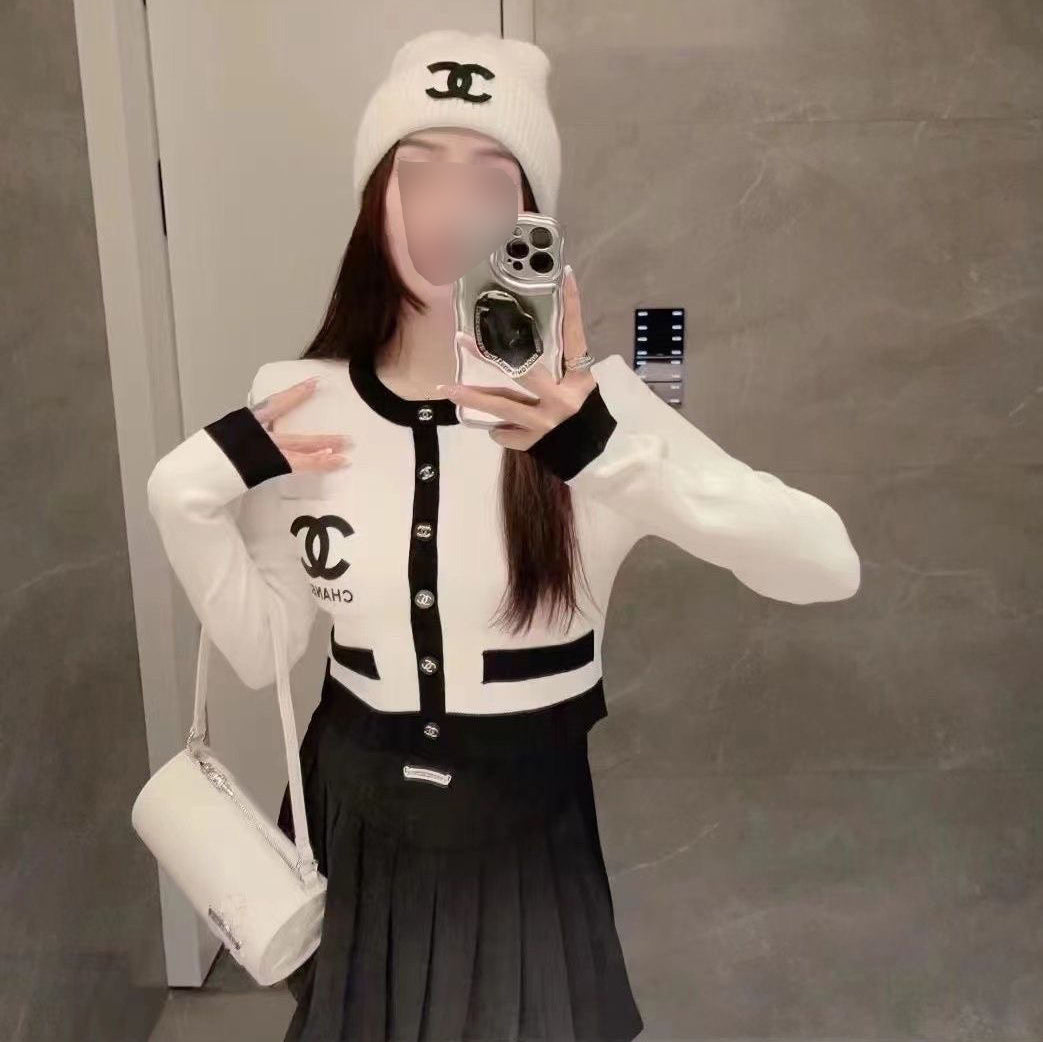 CNL Round neck slim fit knitted sweater 1824051001