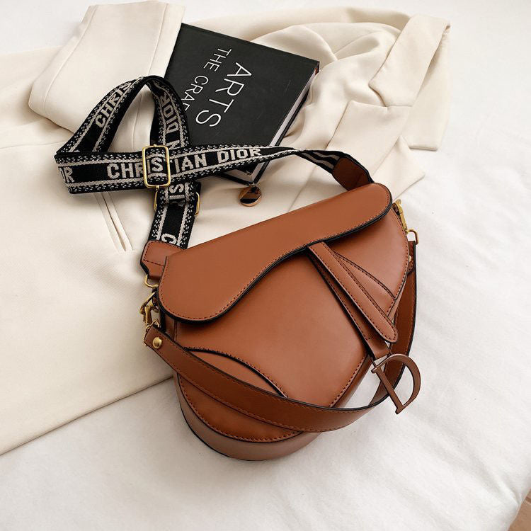2023 new fashion casual saddle bag PD10062502
