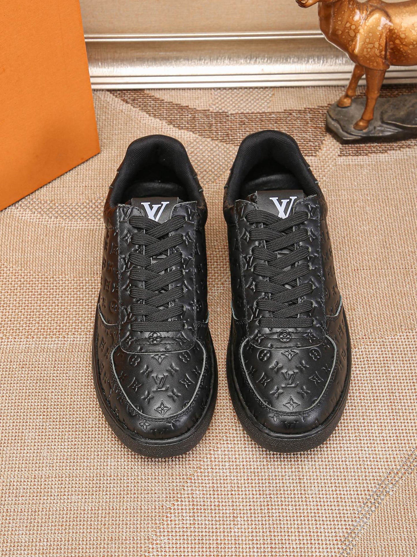LV Embossed sneaker 1825052104