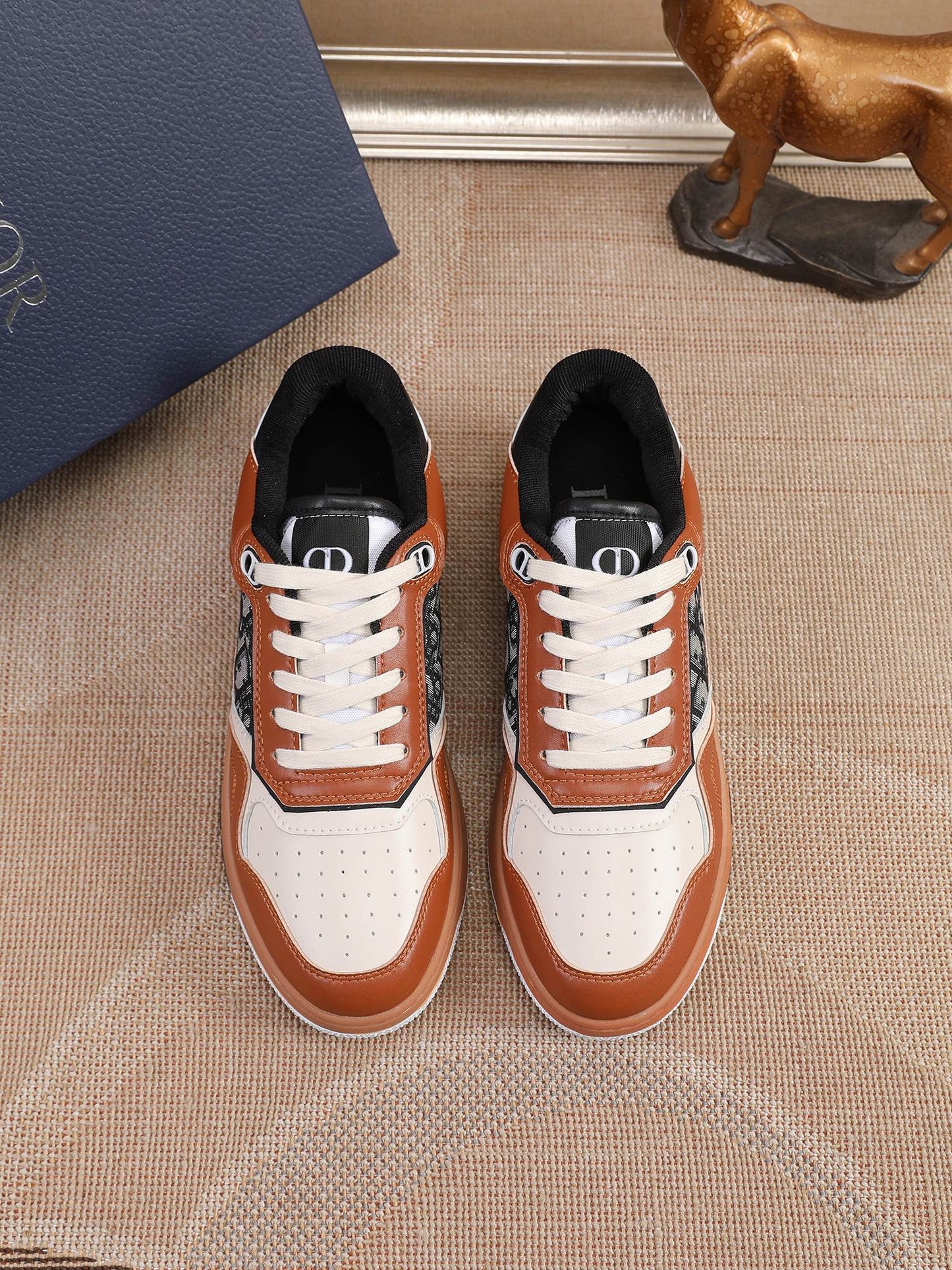 CD B27 Low Top Oblique Sneaker 1825052703