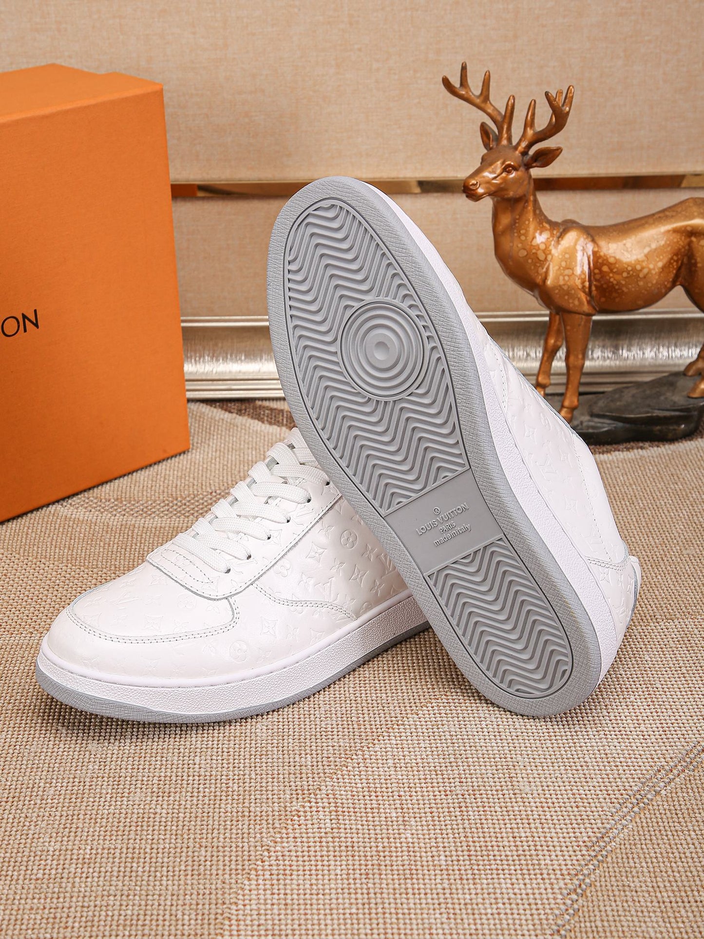 LV Embossed sneaker 1825052104