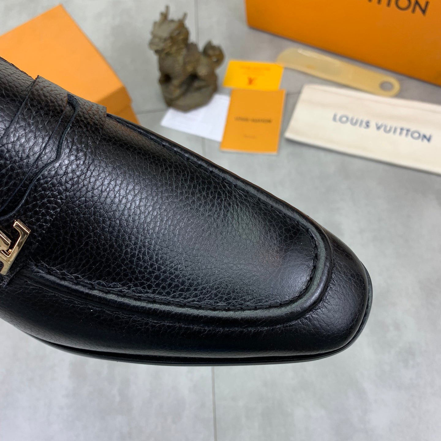 Calfskin leather shoes 1824070301