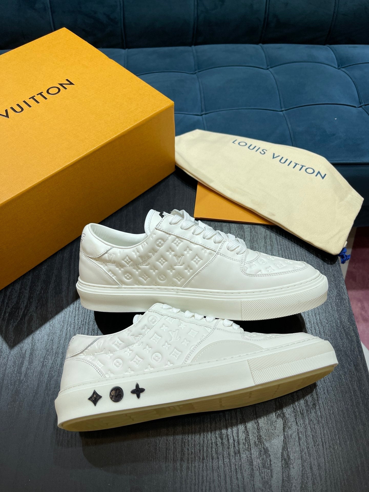 LV Embossed sneaker 1825052110