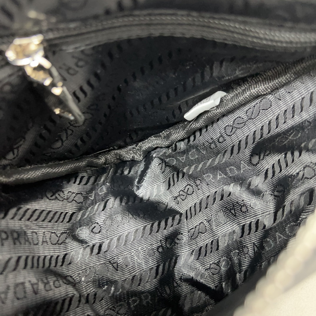 Shoulder triangle bag 1824041112