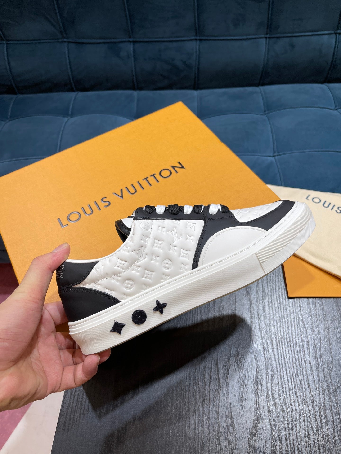 LV Embossed sneaker 1825052110