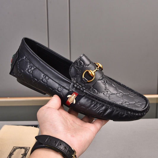 Men's embossed loafers, exquisite workmanship, vintage style hardware buckle