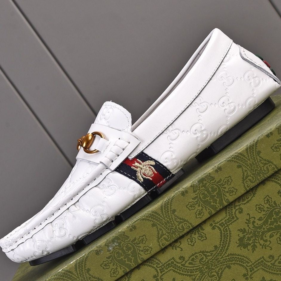 Men's embossed loafers, exquisite workmanship, vintage style hardware buckle