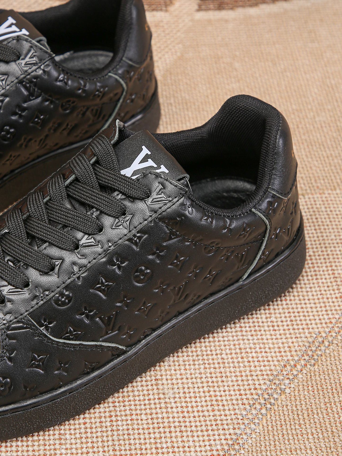 LV Embossed sneaker 1825052104