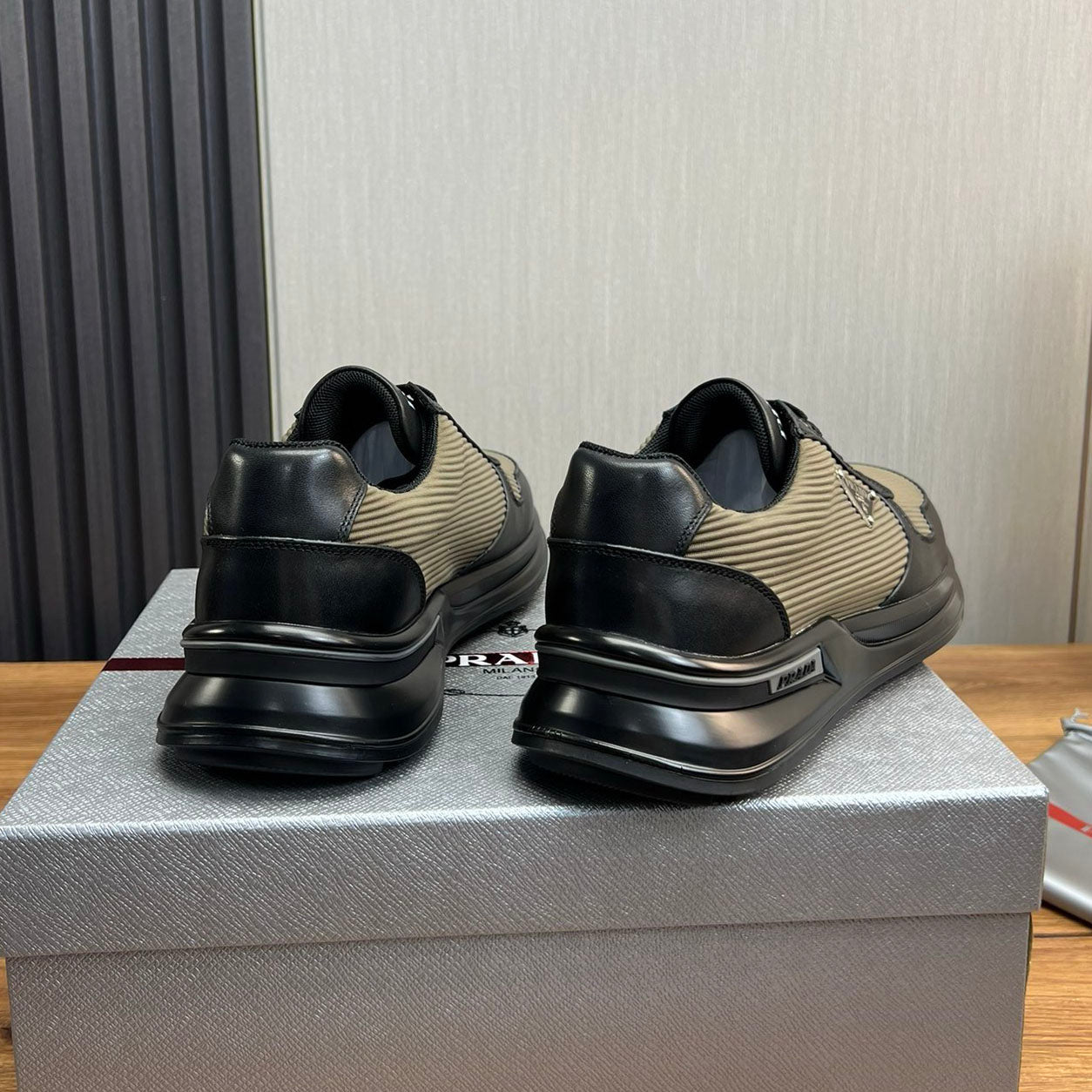 PR triangle logo sneakers 1824081206