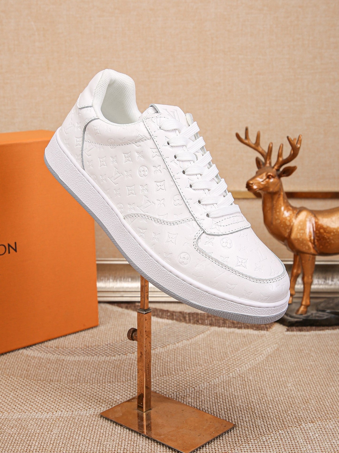 LV Embossed sneaker 1825052104