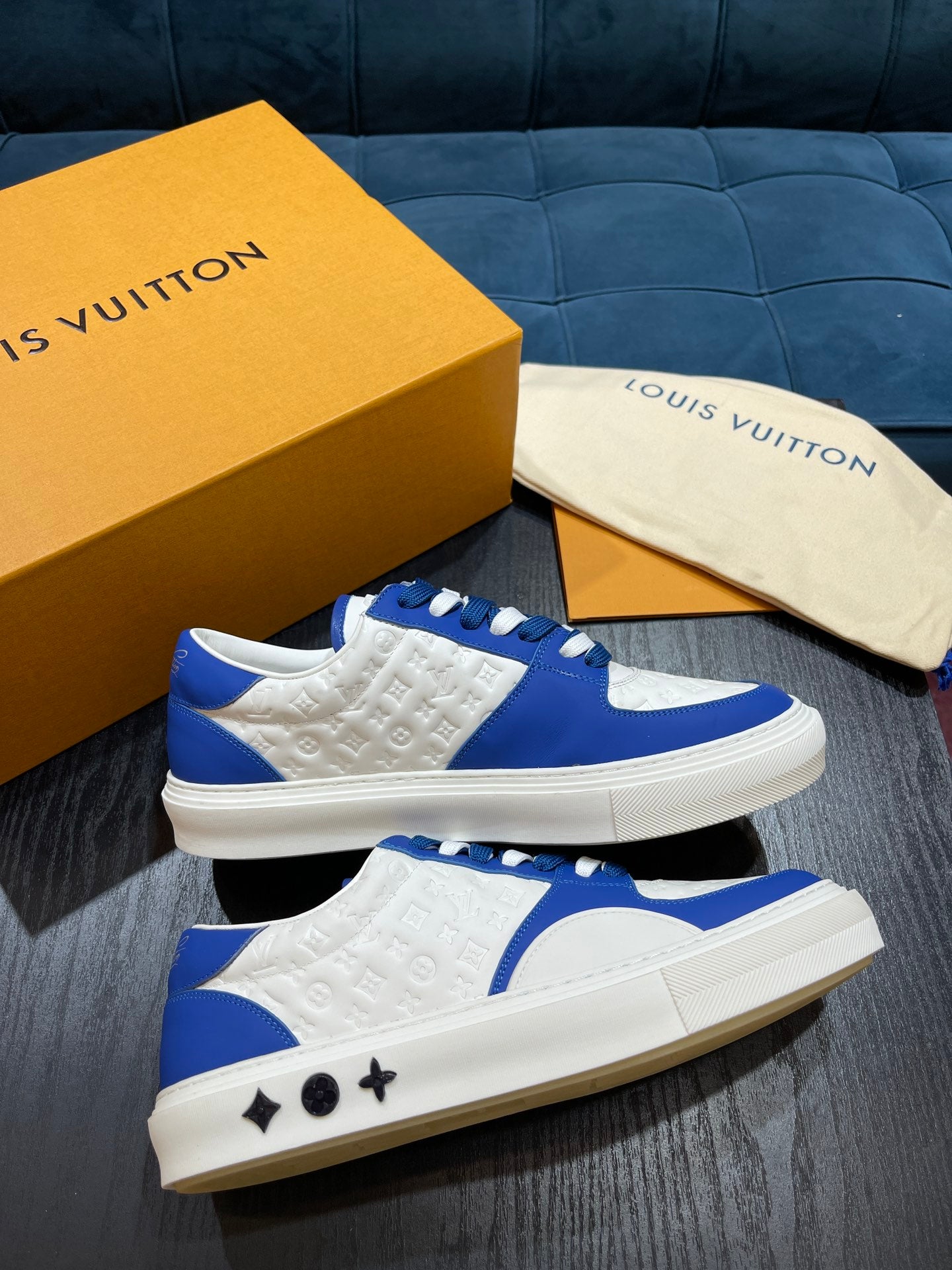 LV Embossed sneaker 1825052110