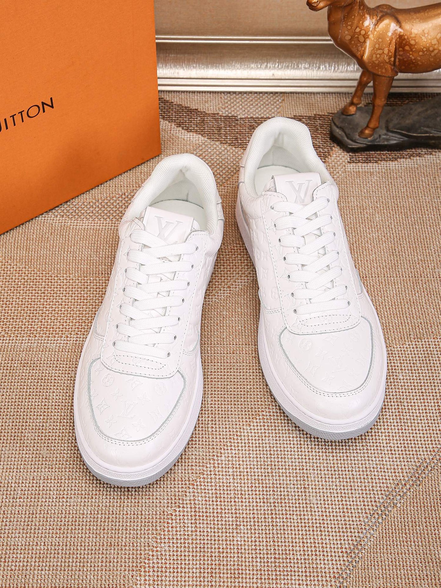 LV Embossed sneaker 1825052104