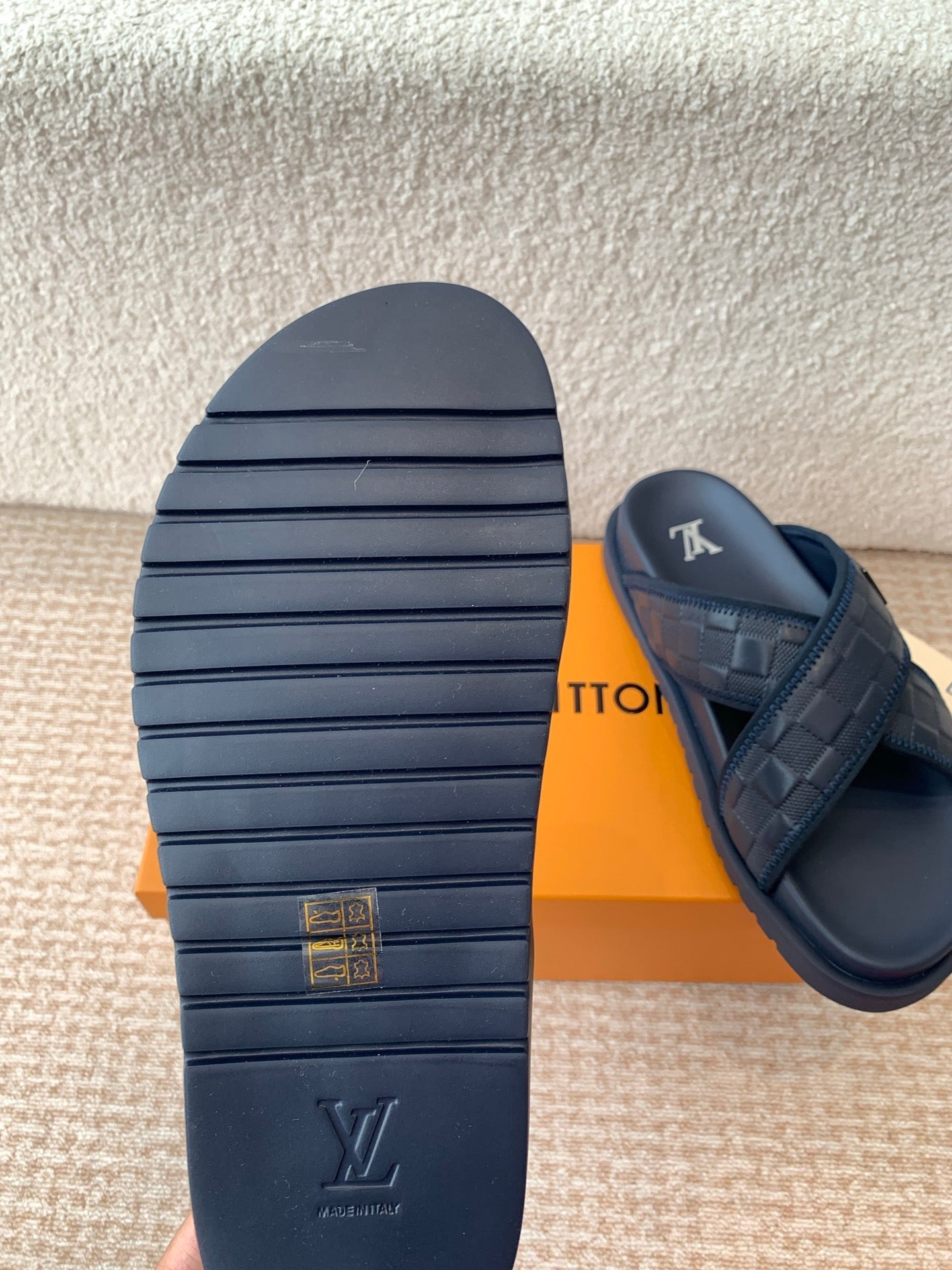 LV Beach slippers 1825052202