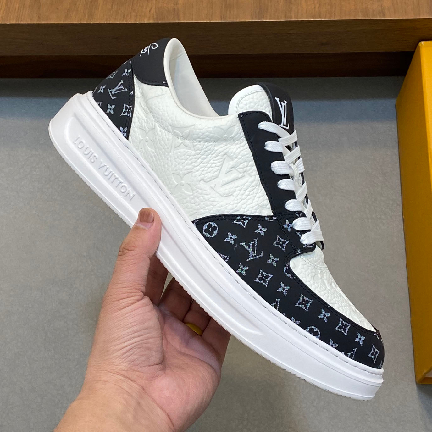 LV Sneaker 1825052109
