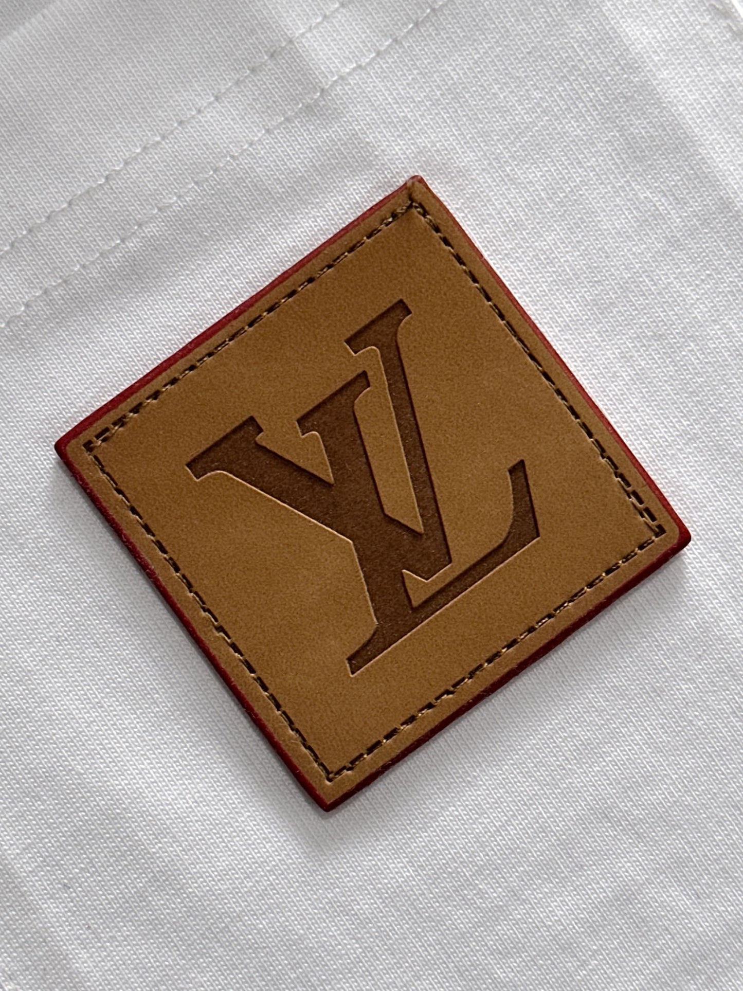 LV T-shirt with lettering on the hem 1825042503