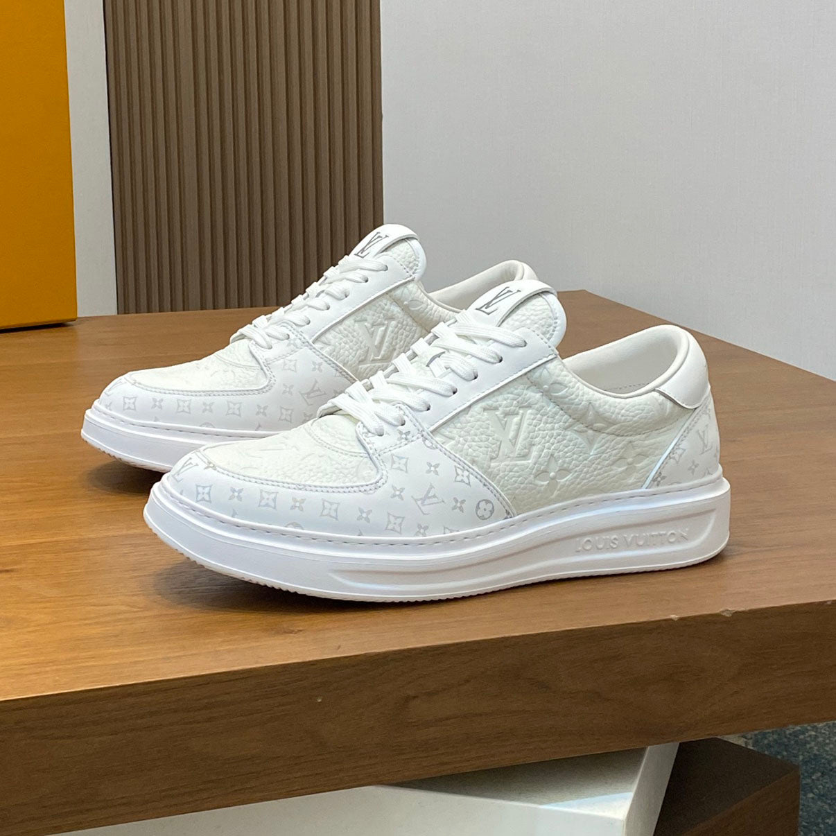 LV Sneaker 1825052109