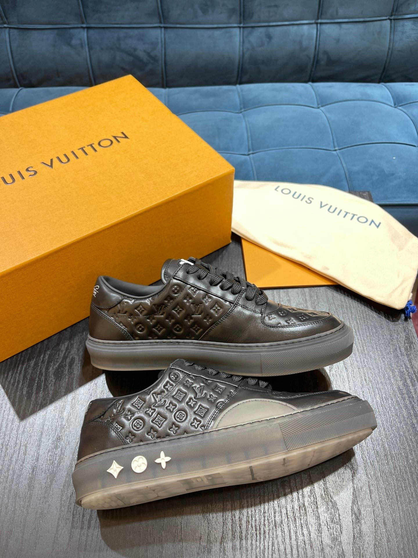 LV Embossed sneaker 1825052110