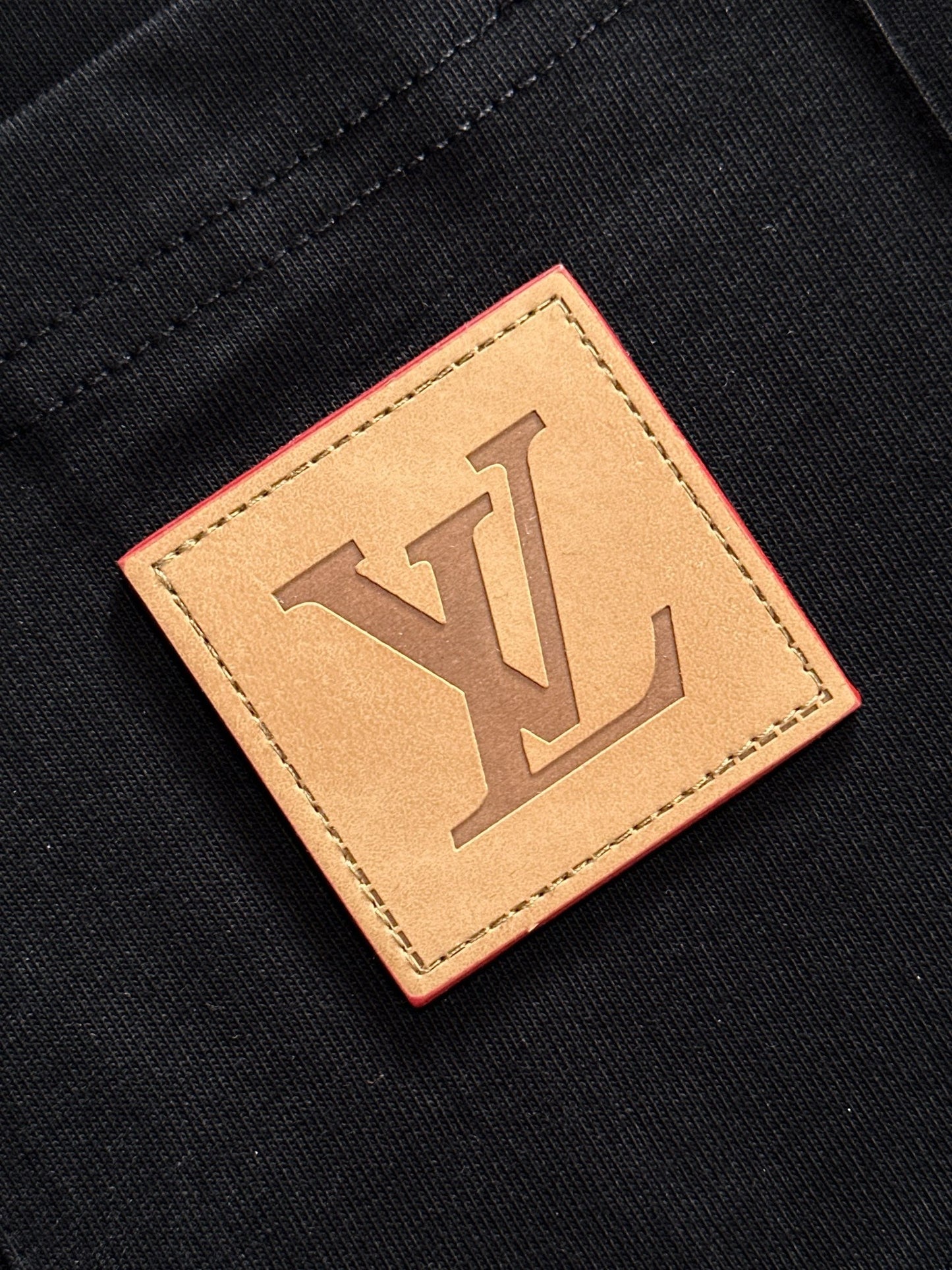 LV T-shirt with lettering on the hem 1825042503