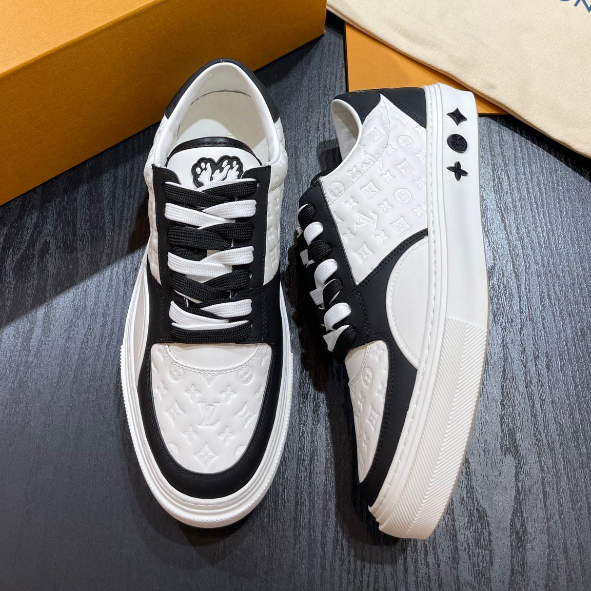 LV Embossed sneaker 1825052110