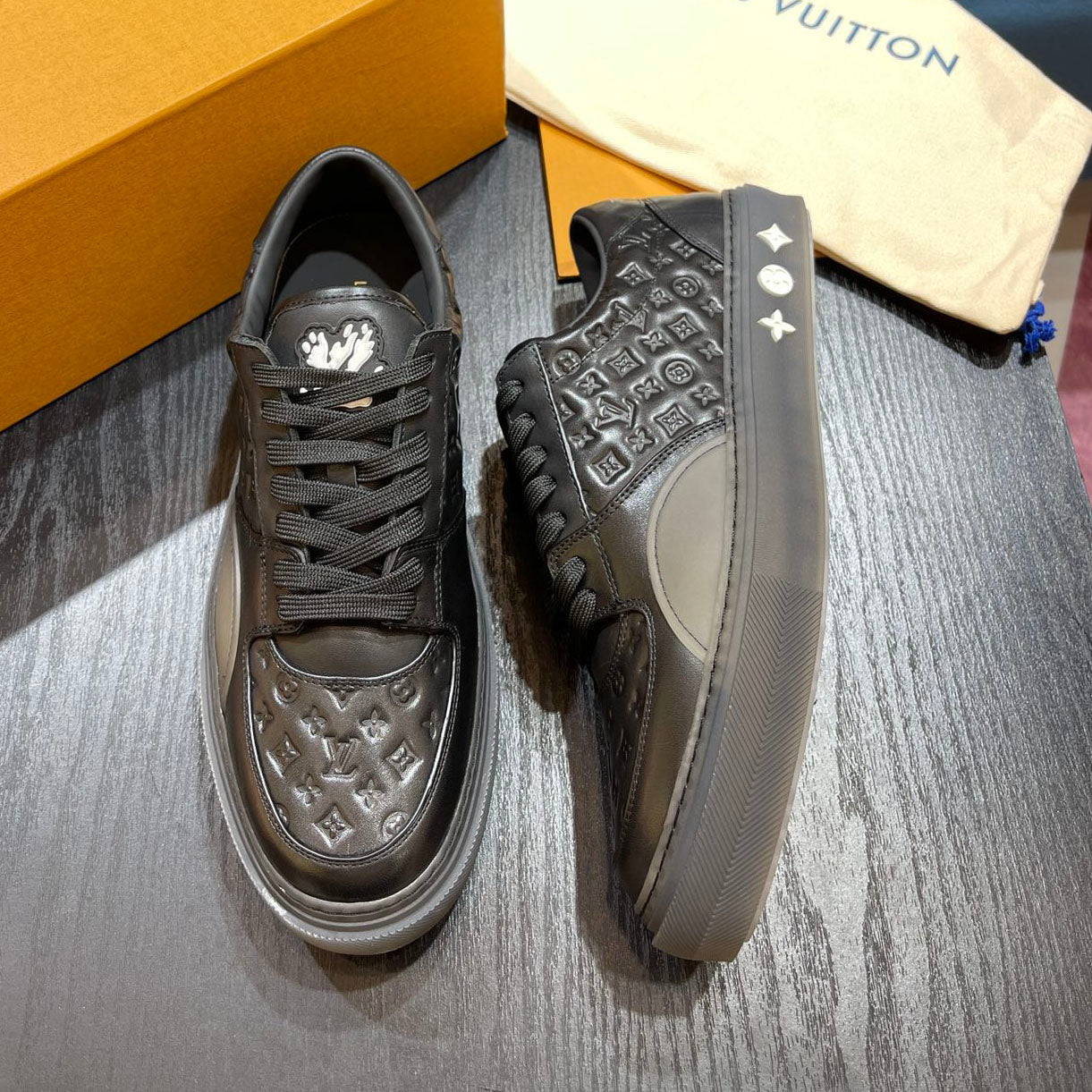LV Embossed sneaker 1825052110