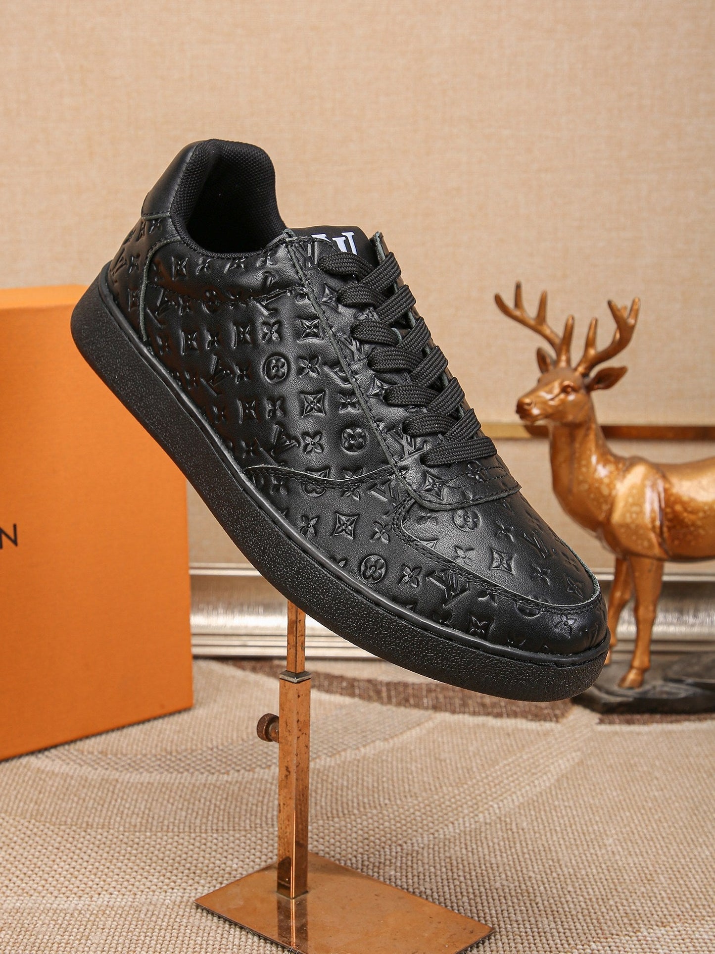 LV Embossed sneaker 1825052104