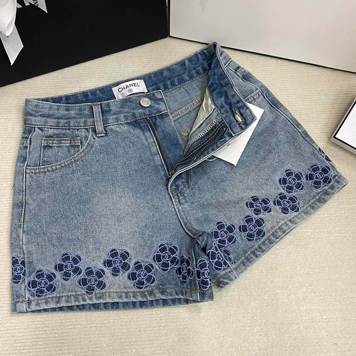 CNL blue flower embroidered denim shorts 1824053010