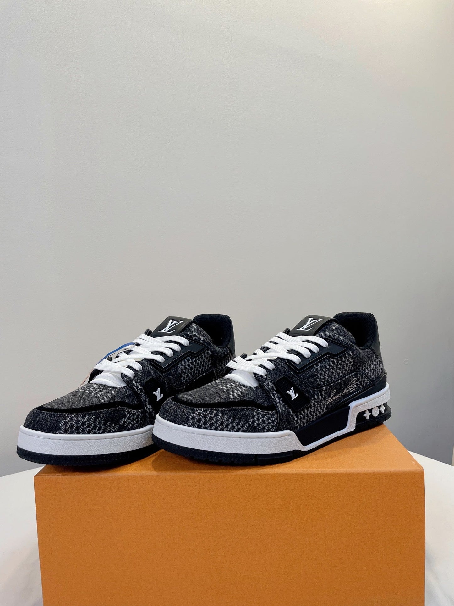 LV Trainer Sneaker 1824120912