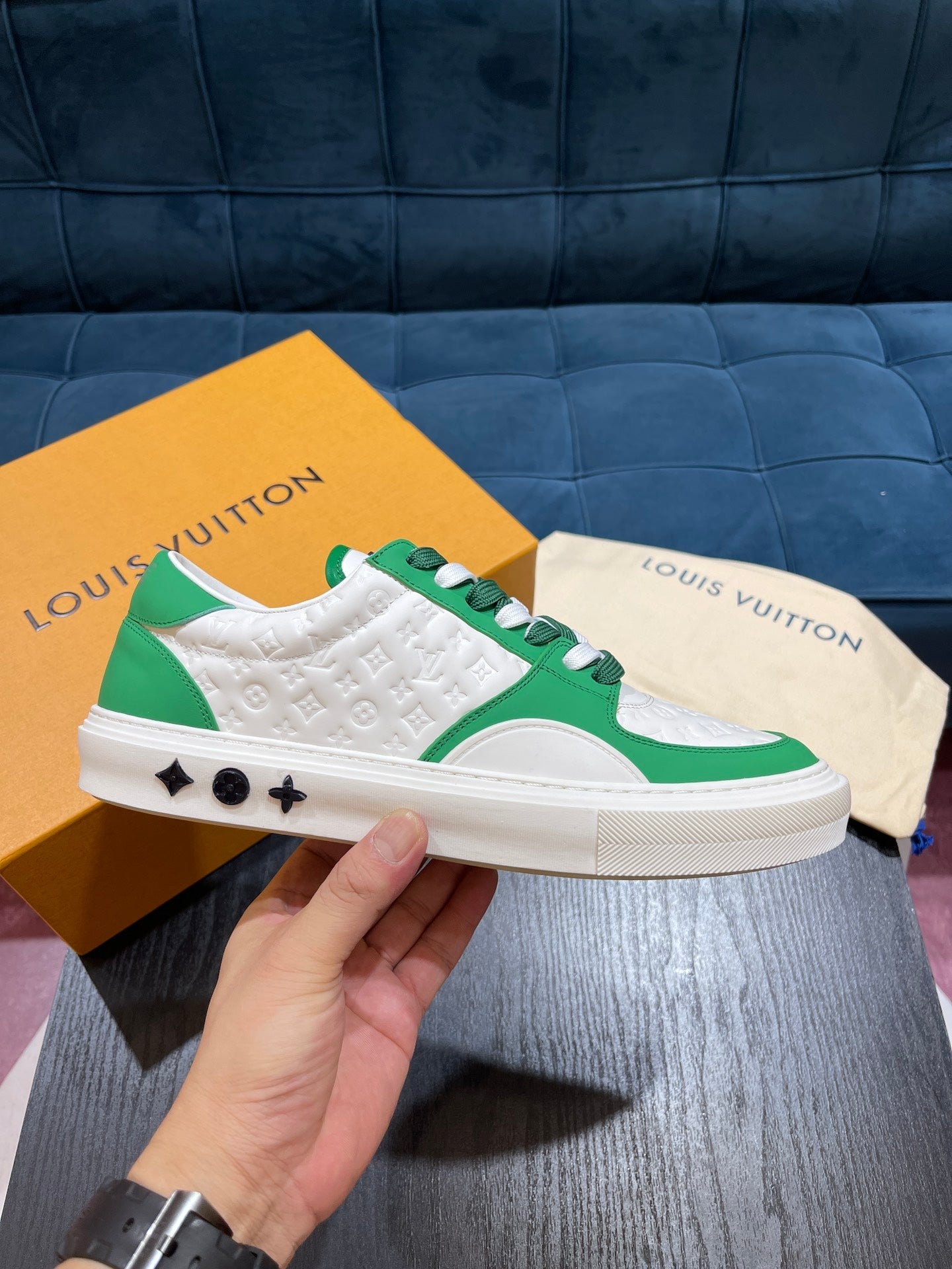 LV Embossed sneaker 1825052110