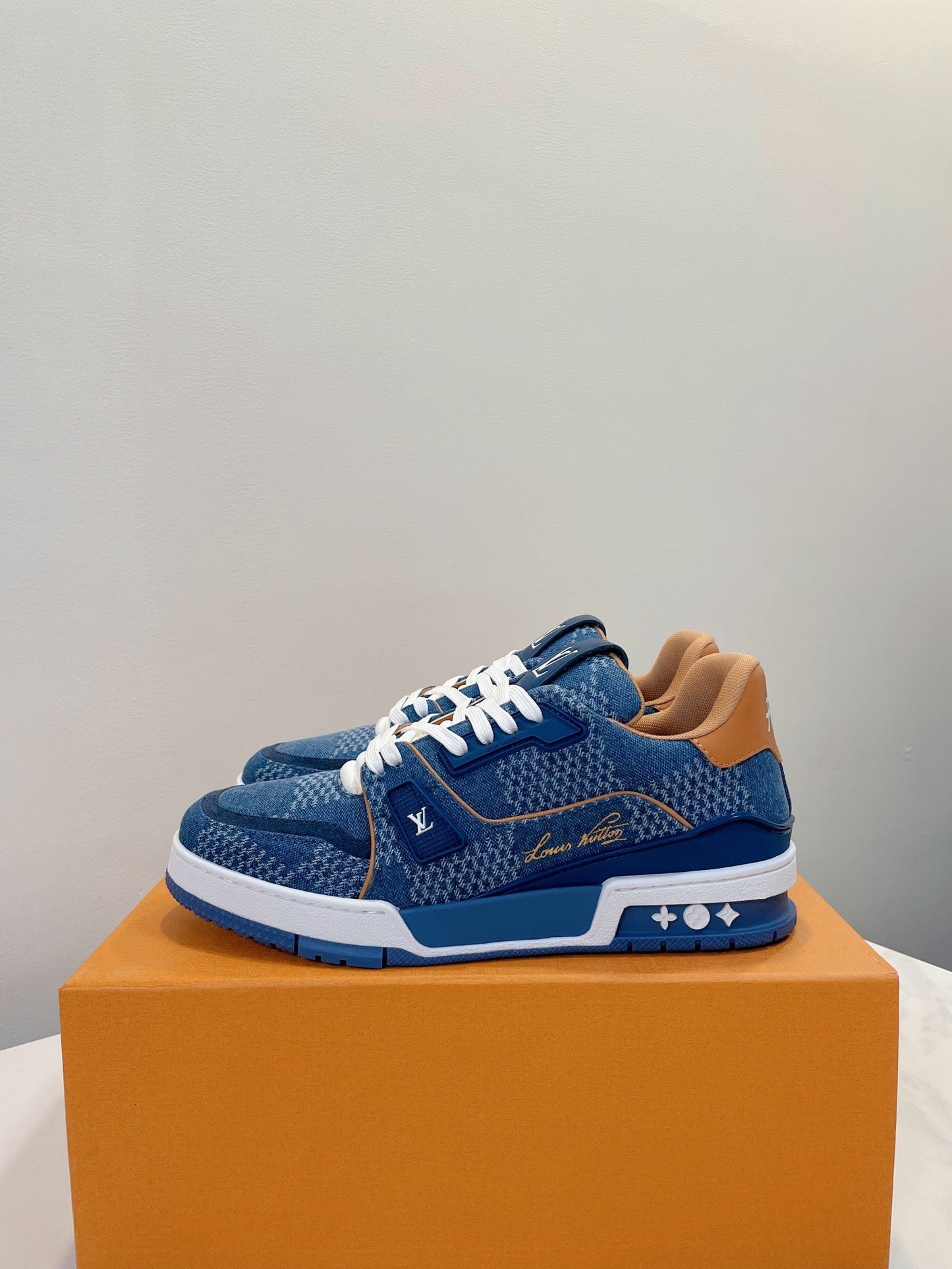 LV Trainer Sneaker 1824120912