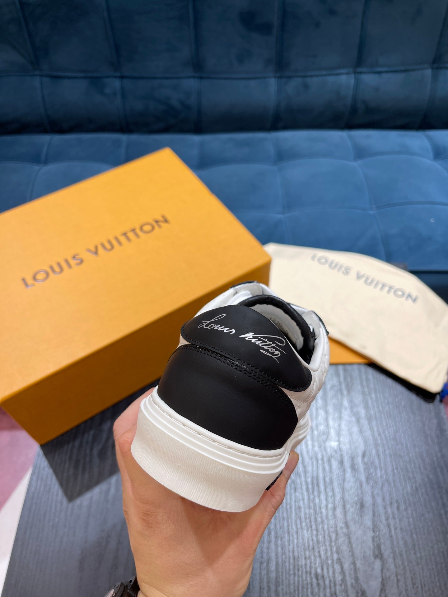LV Embossed sneaker 1825052110