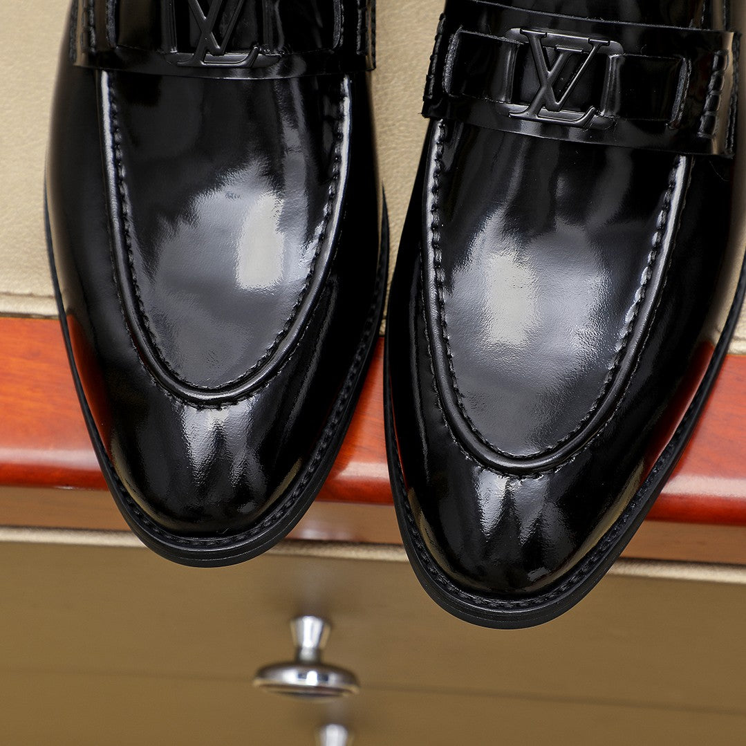 LV  Bright Leather Loafer 1825022804