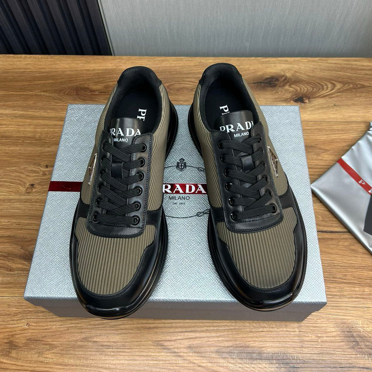 PR triangle logo sneakers 1824081206