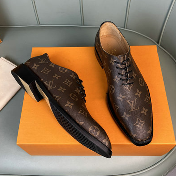 Men's classic Luxury V Logo dress shoes