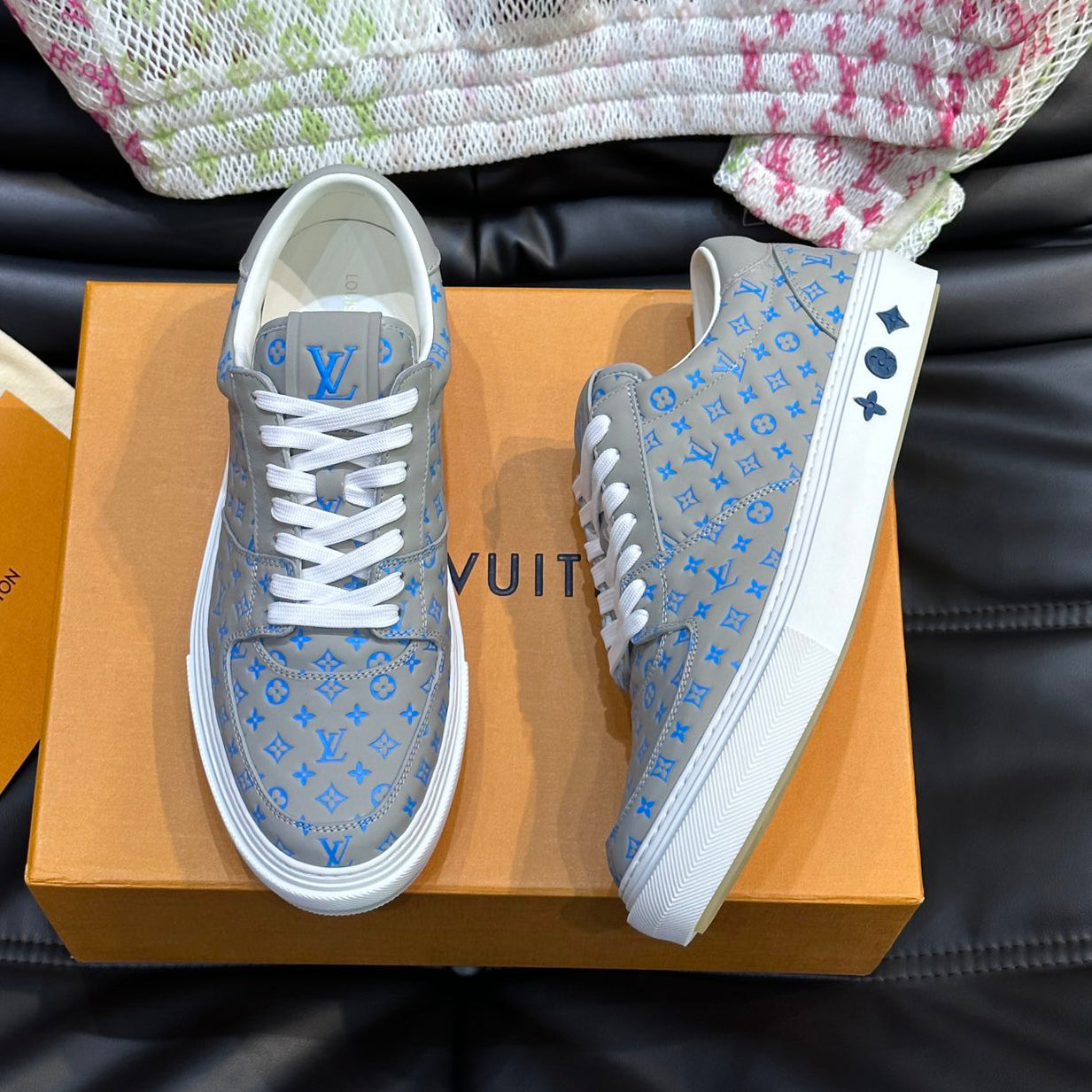 L Embossed Casual Sneakers 1824070205