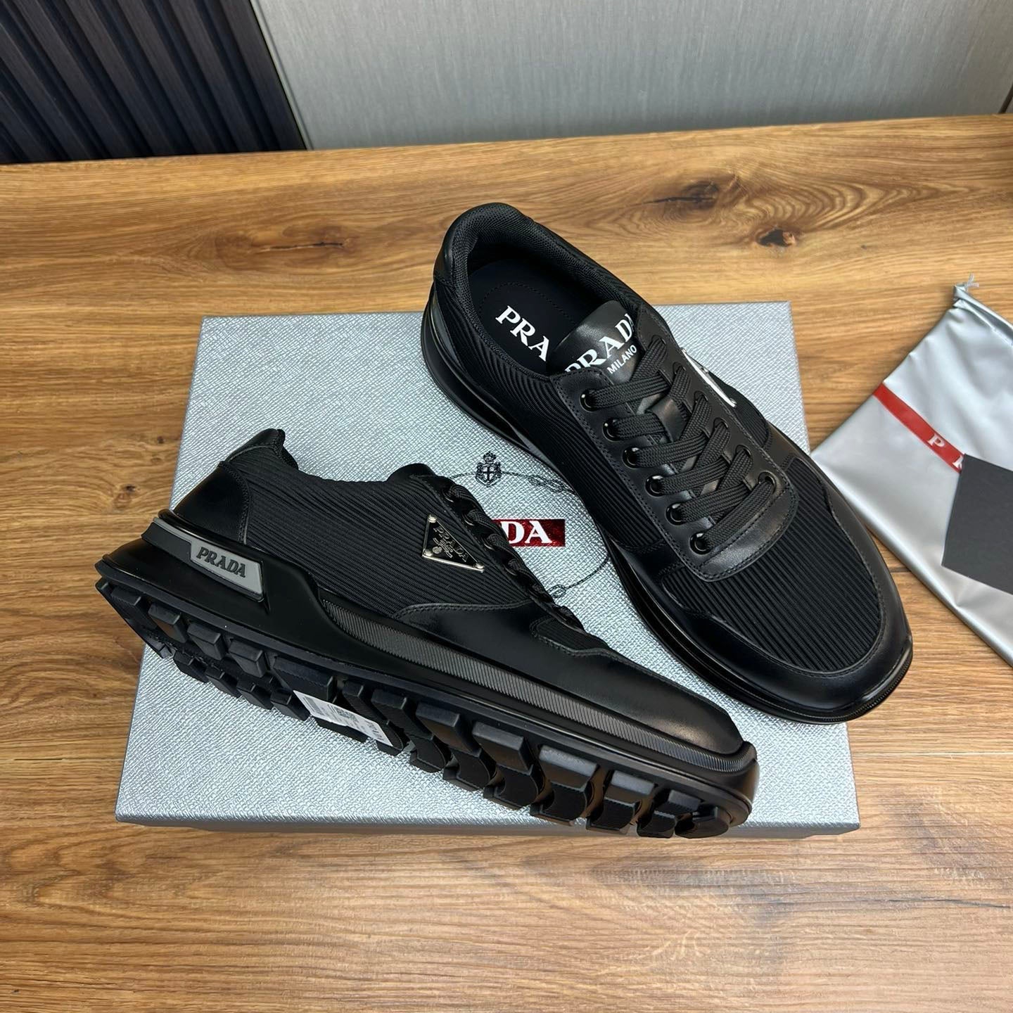 PR triangle logo sneakers 1824081206