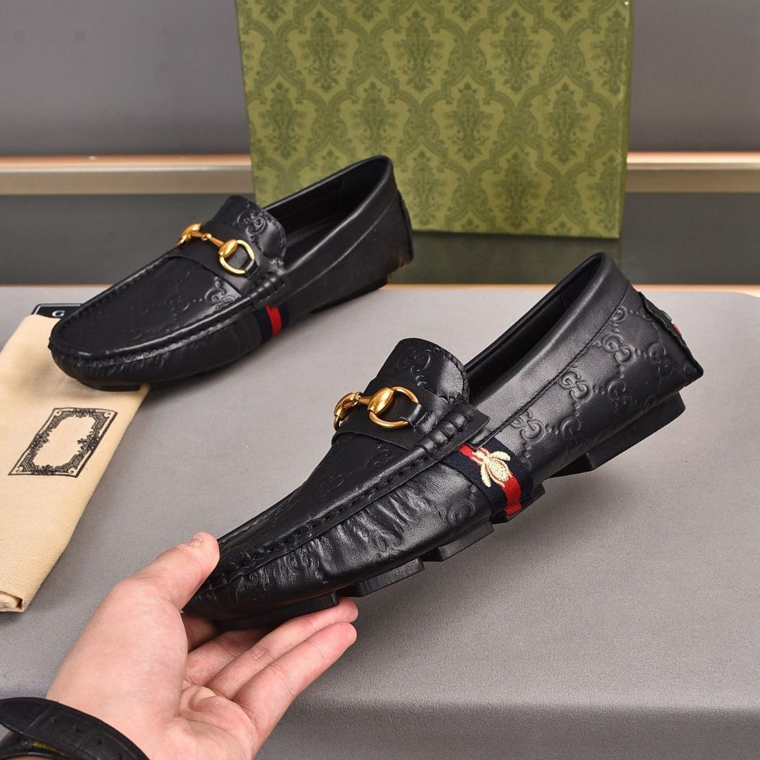 Men's embossed loafers, exquisite workmanship, vintage style hardware buckle