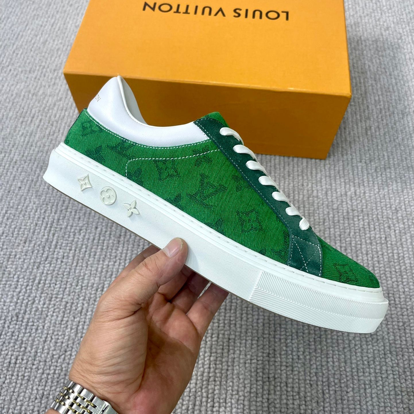 L fashionable casual sneakers 1824070203