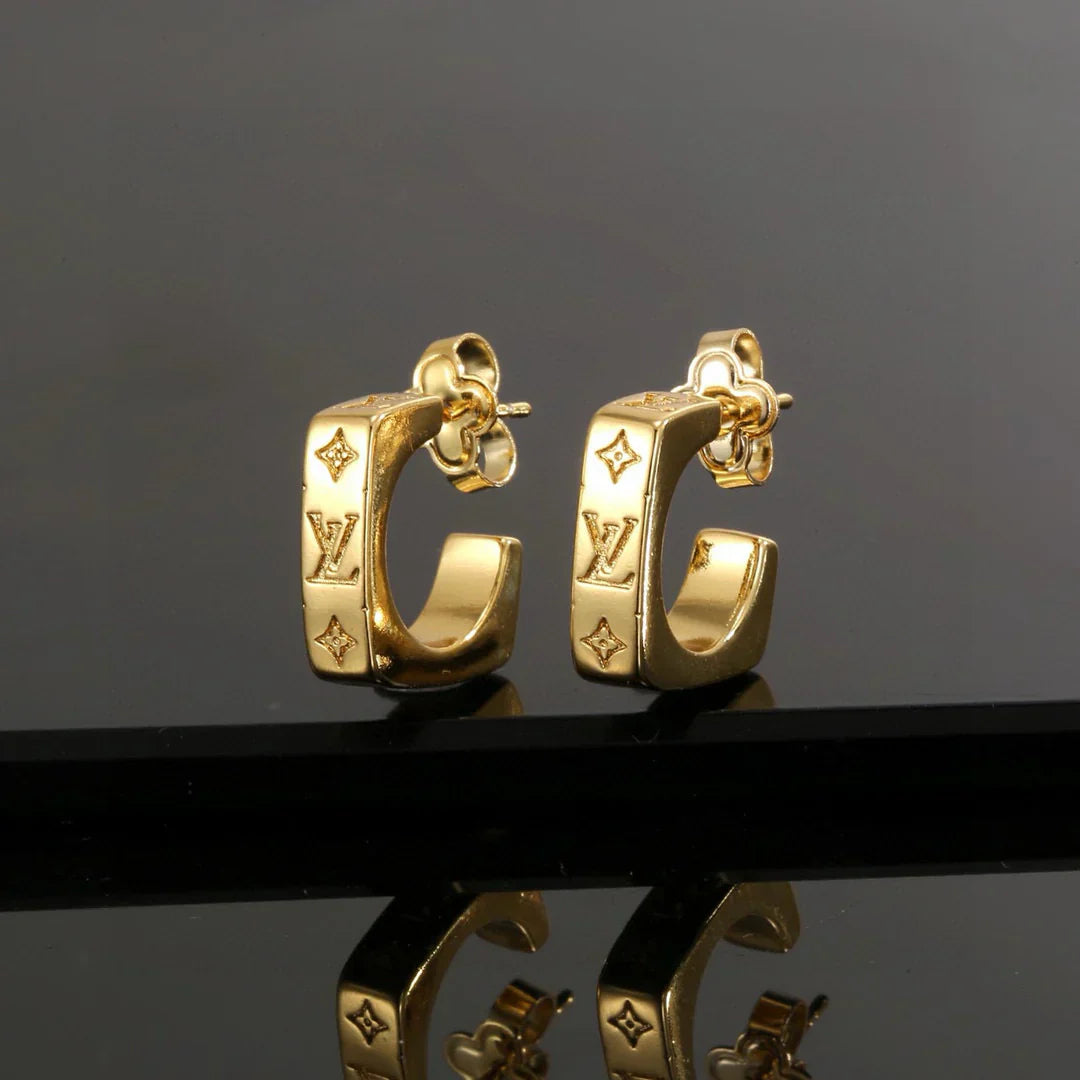 Classic and versatile celebrity stud earrings 1025030501