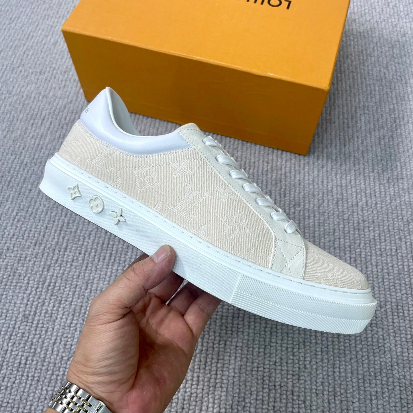 L fashionable casual sneakers 1824070203